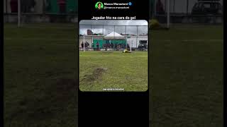 Jogador foi frio na cara do gol  #shorts #futebol