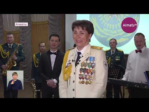 Единственная в СНГ женщина-дирижер руководит популярным военным оркестром в Казахстане