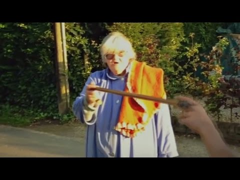 "De la pire Espèce" - Mamie Vs Voisin