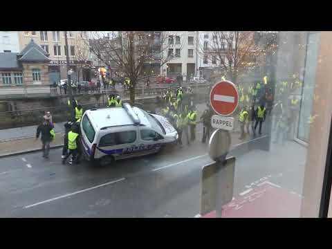 gilet jaune retourne une voiture banaliser avec des policier de dans act 8