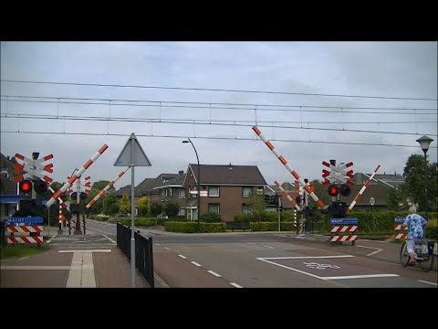 Spoorwegovergang Twello // Dutch railroad crossing