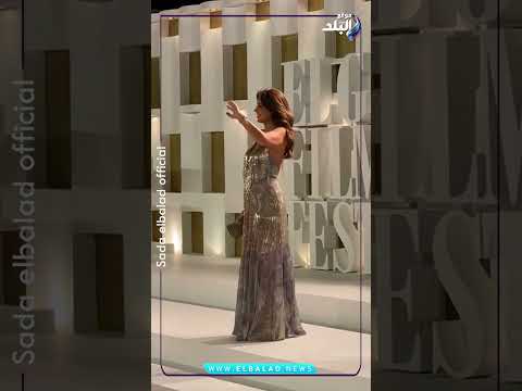 الهواء يداعب فستان نجلاء بدر على السجادة الحمراء بمهرجان الجونة