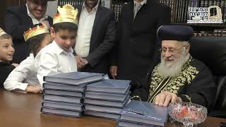 מנהיג הדור לילד: "מה יותר מתוק החומש או הסוכריה?" (מורשת מרן) - התמונה מוצגת ישירות מתוך אתר האינטרנט יוטיוב. זכויות היוצרים בתמונה שייכות ליוצרה. קישור קרדיט למקור התוכן נמצא בתוך דף הסרטון