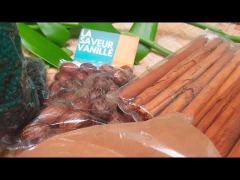 Poivre Sauvage [Voatsiperifery] dans la région Est de Madagascar en pleine forêt tropicale.