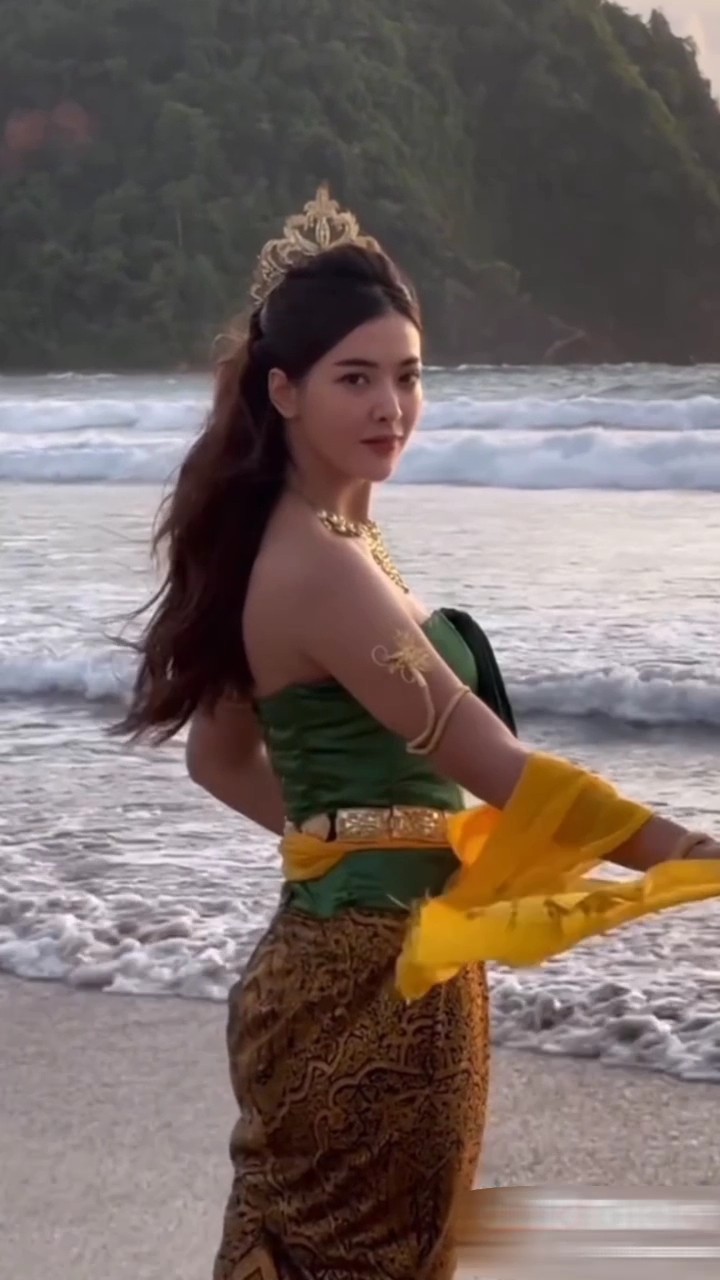 Siapa sangka Pantai Parang Tritis bisa jadi lebih seru dengan penampakan Nyi Roro Kidul! 🌊✨ Yuk, eksplorasi keindahan...