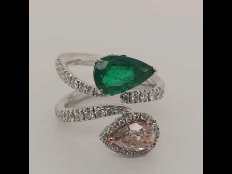 Anillo Crivelli colección Chromatic grandeurs con diamantes y esmeralda en oro blanco de 18k
