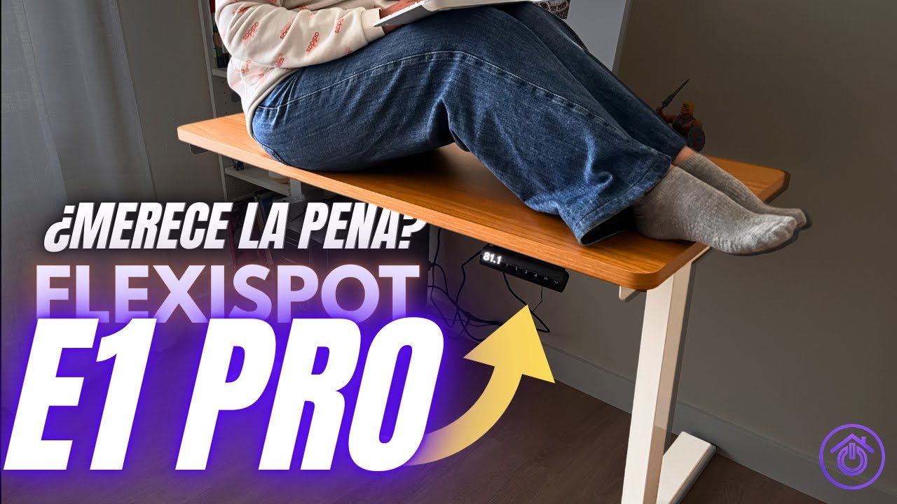 Silvia Jiménez probando el escritorio elevable Flexispot E1 Pro en Hogarsys