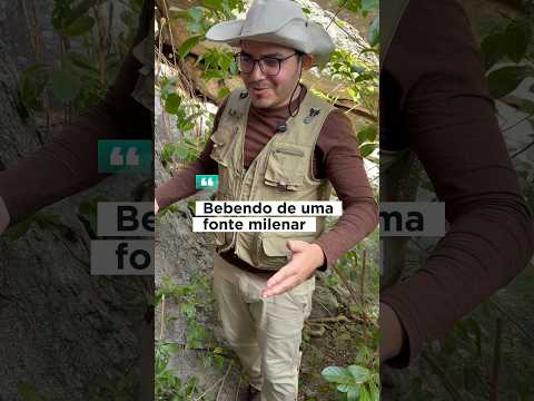 Bebendo água direto de um Olho D’Água na Serra do Caboclo, no sertão do Ceará.
