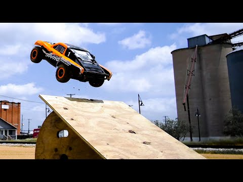 Urban Action | @Traxxas Slash 4X4 VXL