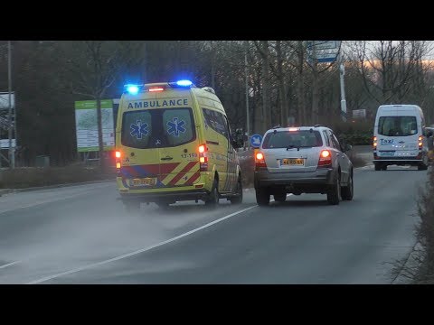 [ Bijna ongeval ] Ambulance 13-198 met spoed naar een melding in Purmerend
