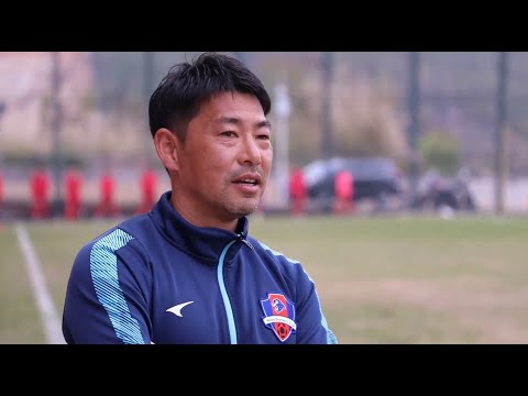 Treinador japonês treinando jogadores de futebol profissionais na China, cidade de Meizhou, província de Guangdong