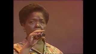 césaria évora interpréte"saudade"accompagner de manu dibango et bernard lavilliers