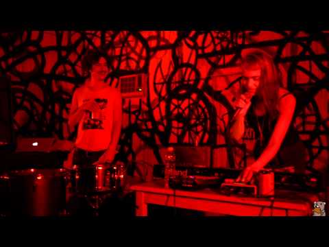 Grimes - Russian Birthday Song for Devin (live @ 285 Kent Ave 7/13/11)