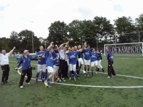 SO Soest 2 promoveert na adembenemende wedstrijd tegen De Meern 2 en viert het feestje