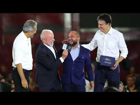 No Ceará, Lula entrega carteiras do docente e mais de 400 notebooks a professores