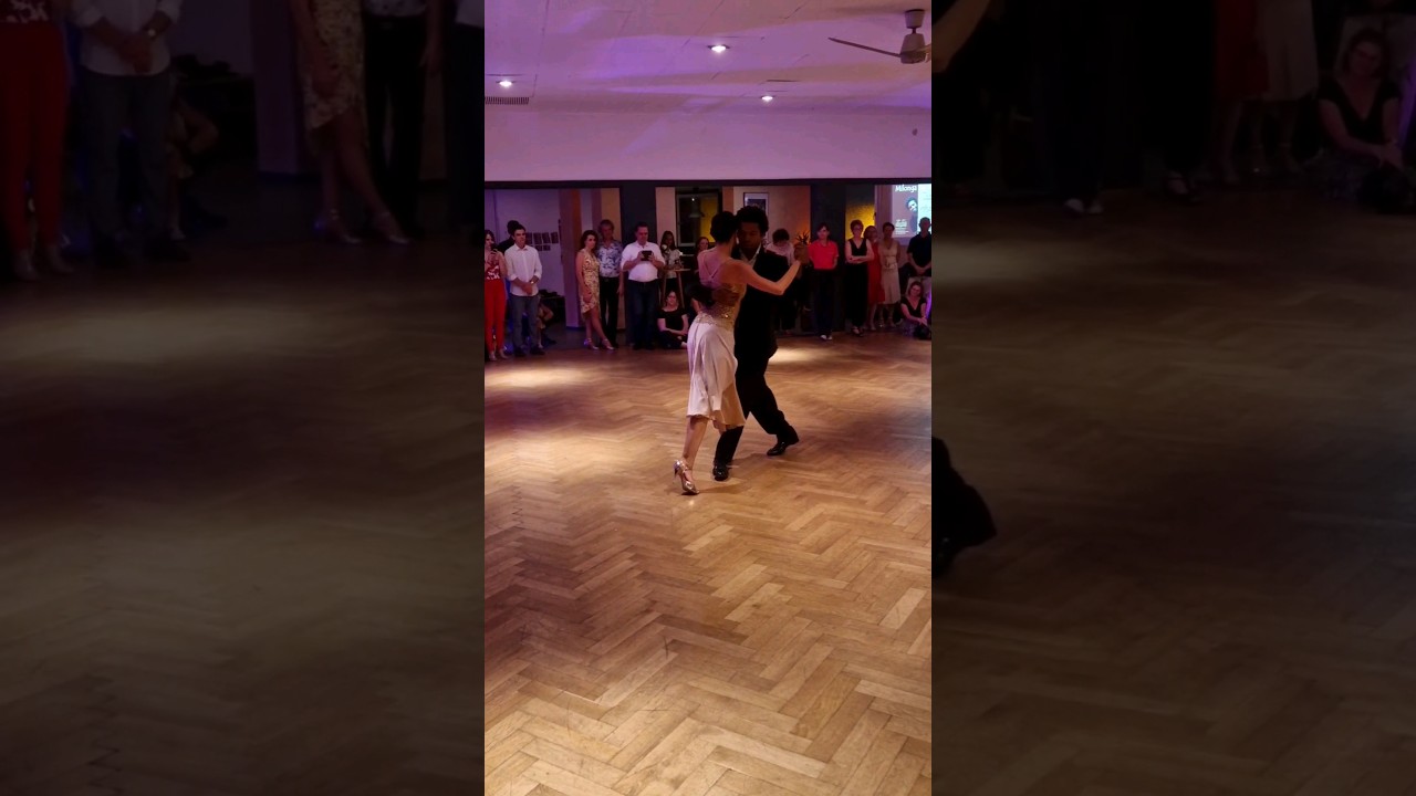 Julio Alvarez e Silvina Tse. Junto a tu corazón por José García y sus Zorros Grises. Pforzheim.