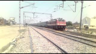 preview picture of video 'INDIAN RAILWAYS: WAP-4 with DDN-KCVL express blast past partapur 110'