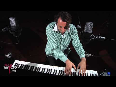 Chilly Gonzales - "Knight Moves" (Live at WFUV)