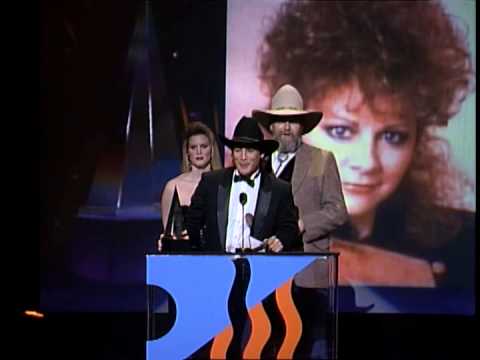 Reba McEntire Wins Favorite Country Female - AMA 1990