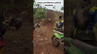 Download lagu penonton cewe turun tangan taklukan tanjakan,pembalap aslinya geleng' mp3 Download lagu penonton cewe turun tangan taklukan tanjakan,pembalap aslinya geleng' mp3