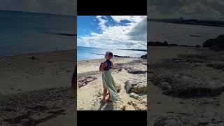 水着美女が沖縄で…