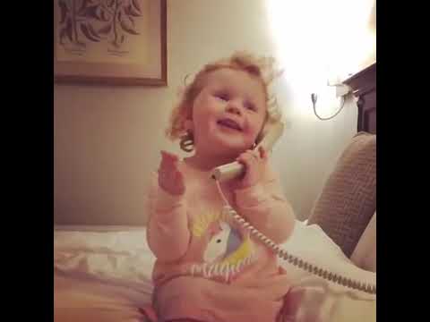 ילדה מצחיקה מדברת בטלפון