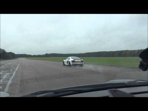 Vmax 200 Quicksilver vs Audi R8 V10 Plus