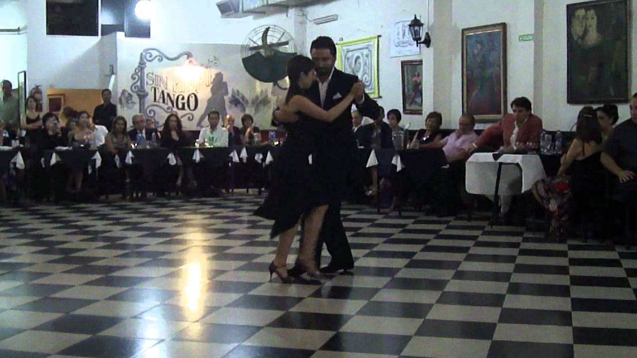 Silvia Gerbi y Diego Amado bailan milonga en el Sin Rumbo de Elsa y Julio Duplaa