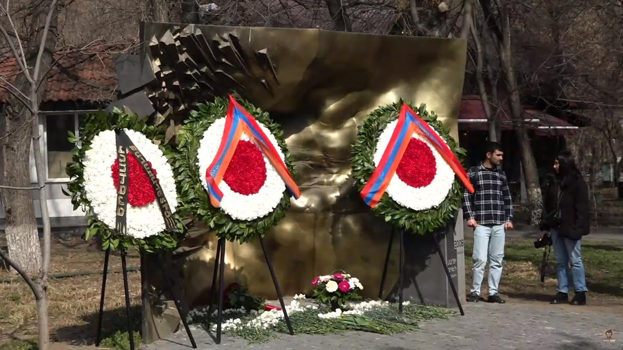 #Ուղիղ. Քաղաքական գործիչները Մարտի 1-ի հուշարձանի մոտ են