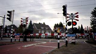 preview picture of video 'Dutch Railroad Crossing/ Level Crossing/ Bahnübergang/ Spoorwegovergang Meerssen'