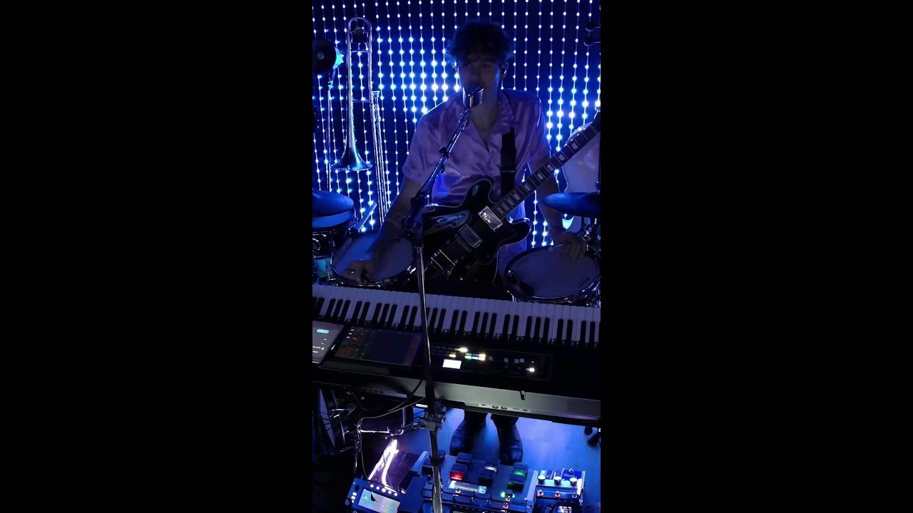 this one man band set up is next level...