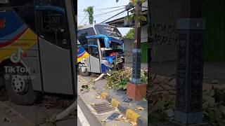 Download lagu DISERUDUK TRUK BUS SUGENG RAHAYU TERPAKSA DIDEREK #sugengrahayu #lakalantas #caruban #busjatim #truk mp3