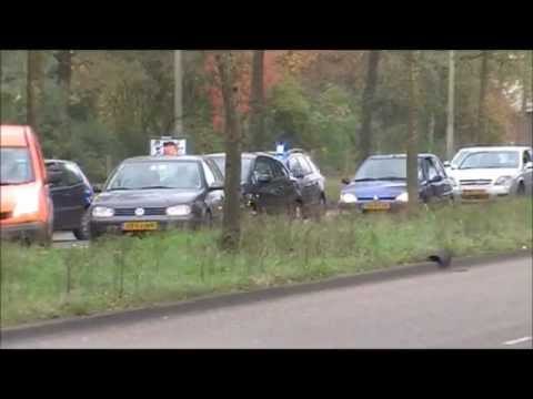 ***PRIMEUR*** Arrestatie Team-voertuig met spoed door Leeuwarden