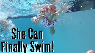 Livvy Faces Her FEARS and LEARNS HOW TO SWIM! / Pool Games and Swimming Challenges