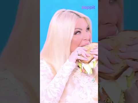 Η Κατερίνα Καινούργιου απολαμβάνει το φαγητό της την ώρα της εκπομπής