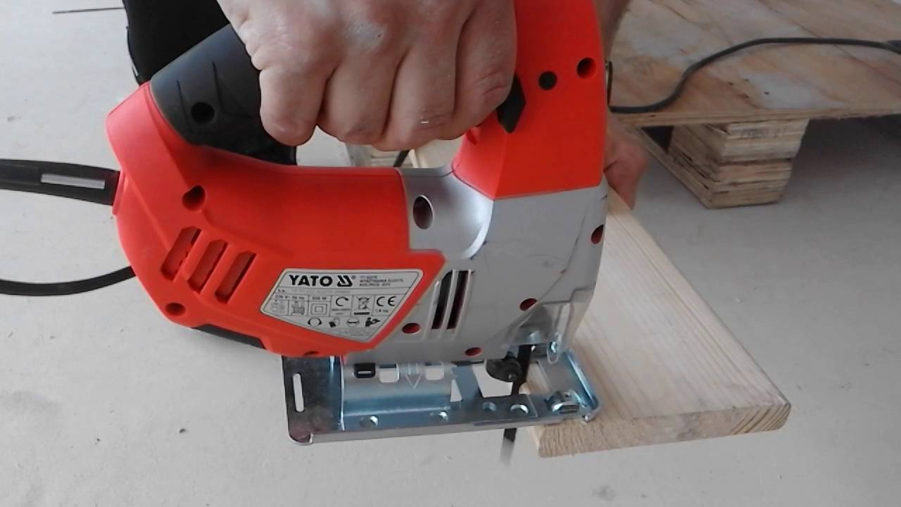 Jak prawidłowo używać wyrzynarki Cięcie drewna