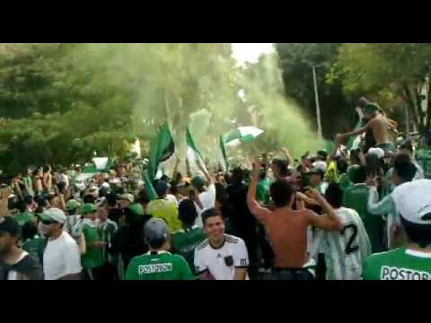 "RECIBIENDO AL EQUIPO ATLÃ‰TICO NACIONAL LOS DEL SUR SIEMPRE PRESENTES !!" Barra: Los del Sur &bull; Club: Atlético Nacional