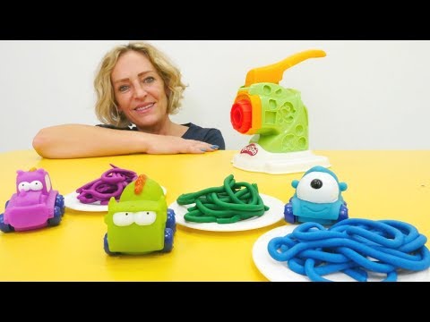 Spielzeug Video für Kinder - Nicole macht für die Autos Spaghetti
