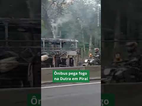 Ônibus pega fogo na Via Dutra, em Piraí