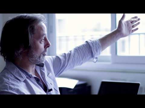 Christophe Alévêque, intérieur jour