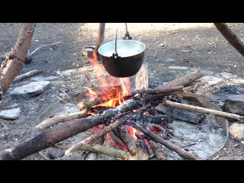 Kochen über dem Feuer, mit Dreibein