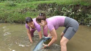 Full Video: Young Girl's Fishing, Using Bait To Attract Fish, Catch Big Fish Hiding in Deep Puddle