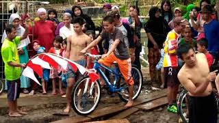 Download lagu Gokil !! Lomba agustusan naik sepeda di atas air mp3