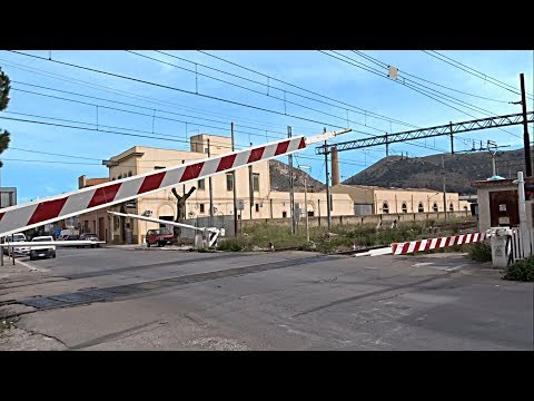 Passaggio a Livello + Treno in transito Bagheria (Italy) / Railroad Crossing / Spoorwegovergang