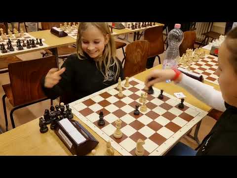 Kanyuk L. (1000) - Bánfi E. (1000) | NYH Chess | Blitz