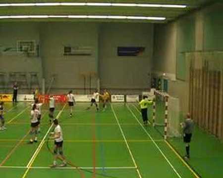 Dames DOS verliezen van koploper