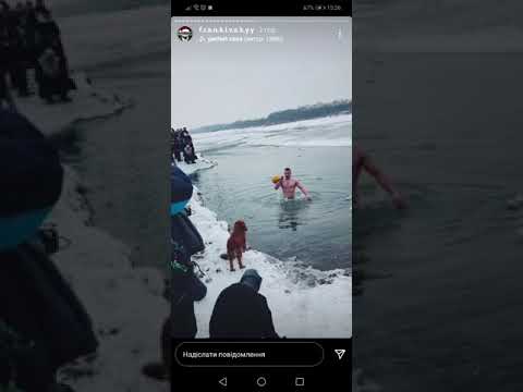 У Франківську встановили рекорд по підійманні гирі у крижаній воді. ВІДЕО