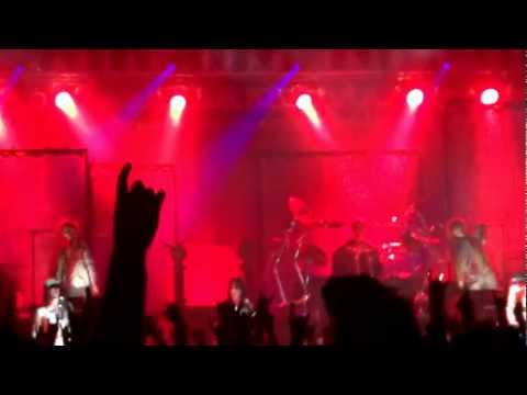 Alice Cooper cover's Lady Gaga's Born This Way at end of Welcome to My Nightmare set