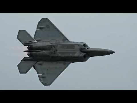 Oshkosh Tuesday P51 and F22 mini demo!