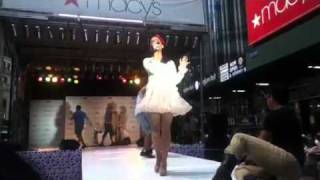 Ariana Grande Singing Born This Way at Macy&#39;s Summer Blowout